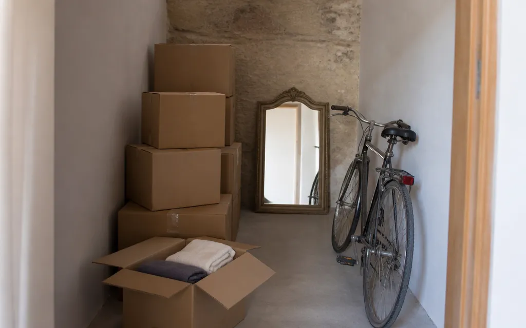 Petit box de stockage rangé pour un studio de centre-ville sans cave
